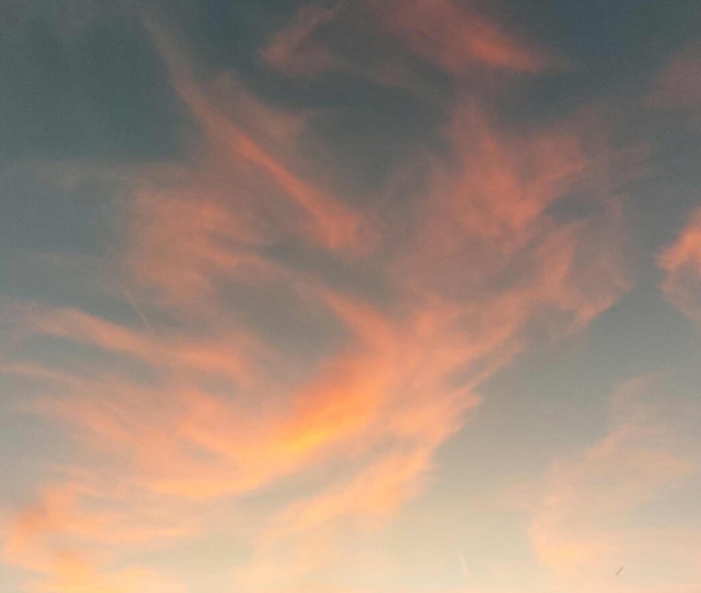 Wolkenformation mit Abendsonne beleuchtet