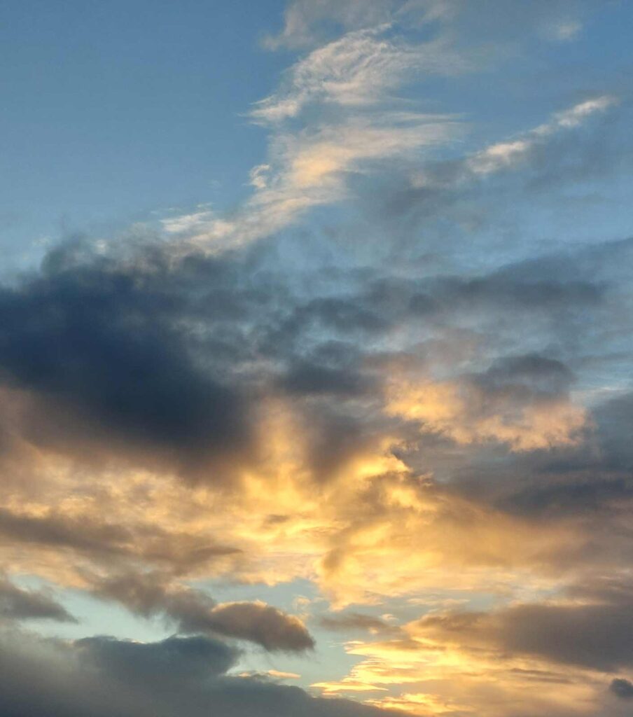wolkiger Sonnenuntergang